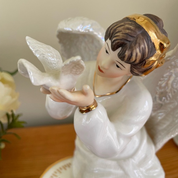 O'WELL porcelain Angel figurine sitting on a Sundial holding a White Dove - Picture 2 of 5